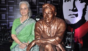 Waheeda breaks into tears unveiling Dev Anand's statue