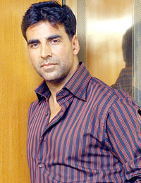 Akshay gets mobbed by girls in nightclub