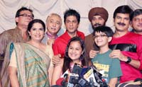 SRK meets Khichdi team, invites families to fun film 