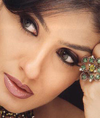 Raveena grabs meaty role in comeback film