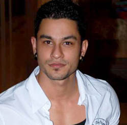 Kunal Khemu hurts his hand