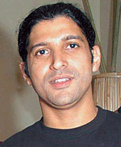 Farhan amused by hullabaloo over Shah Rukh smoking in Don