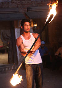 Prateik learns fire dance for Issaq