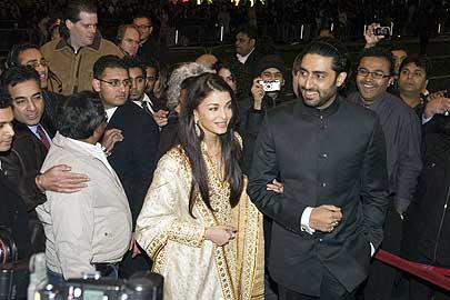 Aishwarya dazzles at Guru premiere