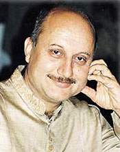 Anupam pants after Riteish in Apna Sapna...