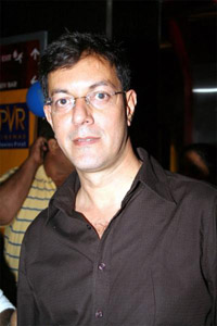 I thrive on meaty roles in small films: Rajat Kapoor  