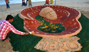 Sand artist pays tribute to Dev Anand