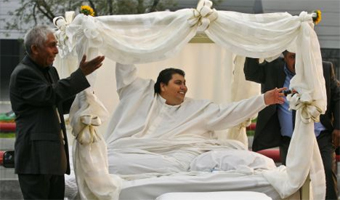 Watch worlds heaviest man marry on Valentines Day
