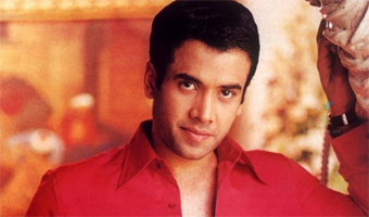 Tusshar imitates dads dance steps in Chaar Din...