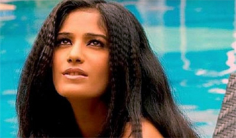 Poonam Pandey goes topless on twitter