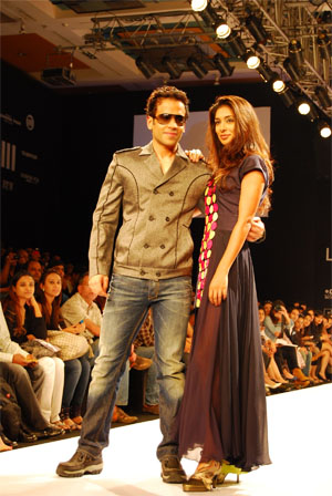 Tusshar   Preeti create shor on the catwalk!