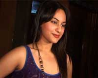 Vindu, Sonakshi fight it out on scrabble 