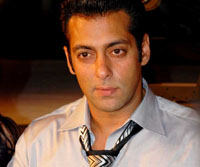 Salman felicitates workers of Film City