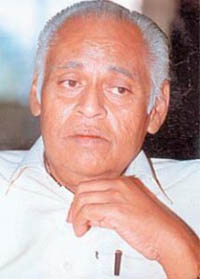 Telugu film industry pays tributes to lyricist Veturi