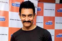 Aamir thanks Akshat, Abhinay for Delhi Belly success