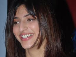 Shruti Haasan heads back in 3 to romance Dhanush