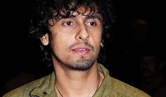 Sonu Nigam sings at Ramlila Maidan for Hazare