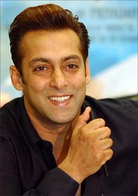 Salman woos fans in Delhi with clean shaven look  