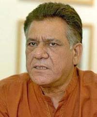 Om Puri regrets remarks on politicians