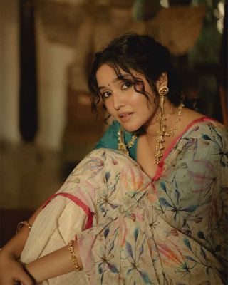 Anikha Surendran Pictures