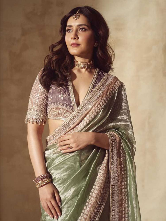 Checkout Raashi Khanna Gallery