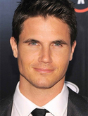 Robbie Amell in Max