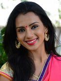 Sruthi Hariharan in Nerungi Vaa Muthamidathe