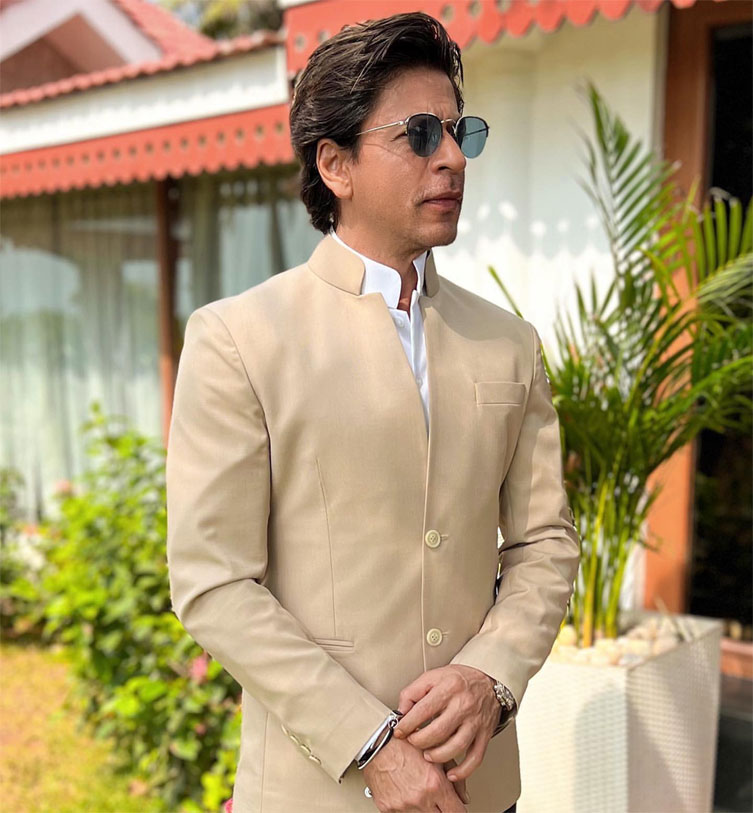 Welcome To ShahRukh Khan News Blog (unofficial) :::: Shahrukh Khan  Celebrates Eid with Media at Home
