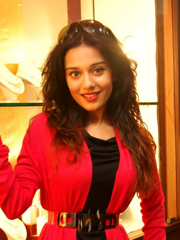 10 Actresses caught on bad hair days