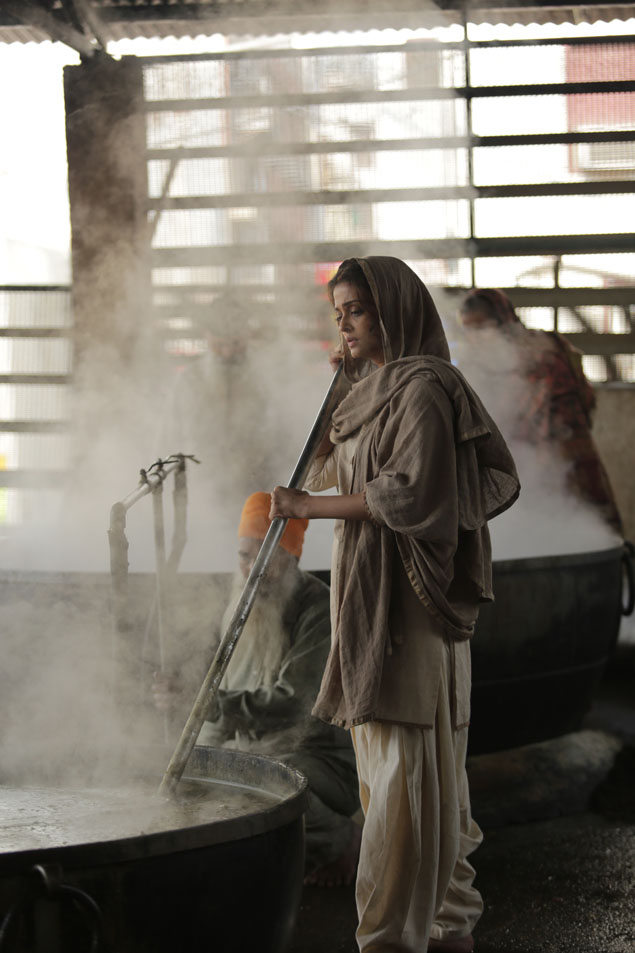 Aishwarya Rai Bachchan does seva at the Golden Temple