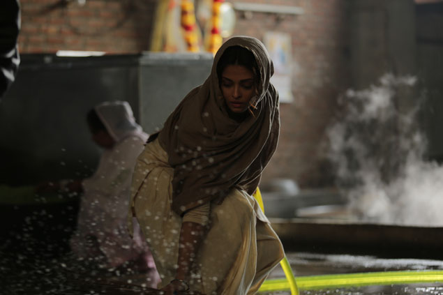 Aishwarya Rai Bachchan does seva at the Golden Temple