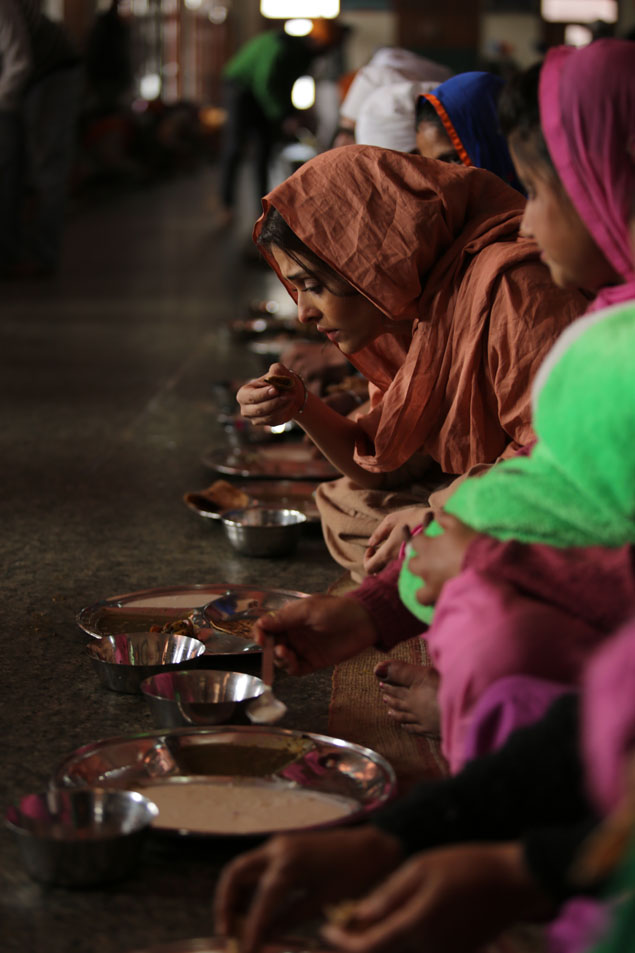 Aishwarya Rai Bachchan does seva at the Golden Temple