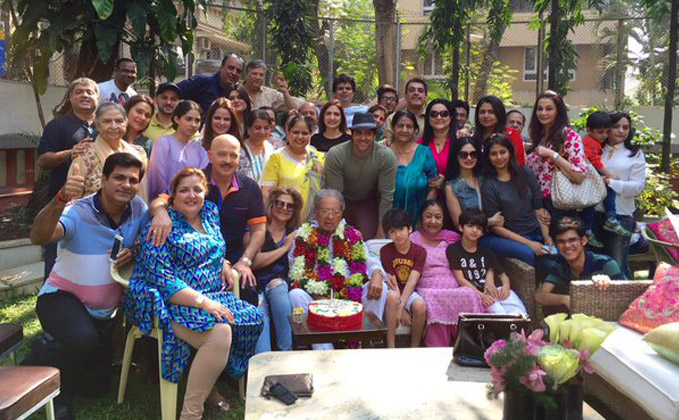 30 heart-warming pictures of Hrithik Roshan with his family & friends