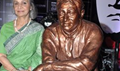 Waheeda breaks into tears unveiling Dev Anand's statue
