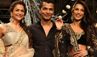 Malaika and Amrita walk the ramp for Vikram Phadnis