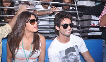 Shahid, Priyanka travel by Mumbai local train