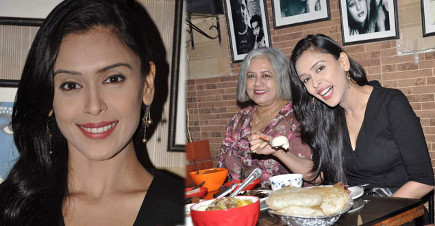 Hrishitaa Bhatt At A Bengali Restaurant