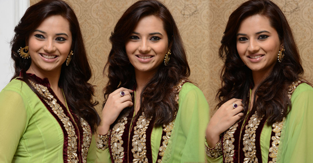 Actress Isha Chawla New Stills