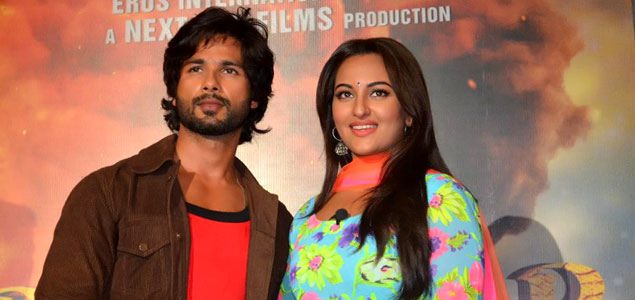 Shahid, Sonakshi unveil R...Rajkumar trailer