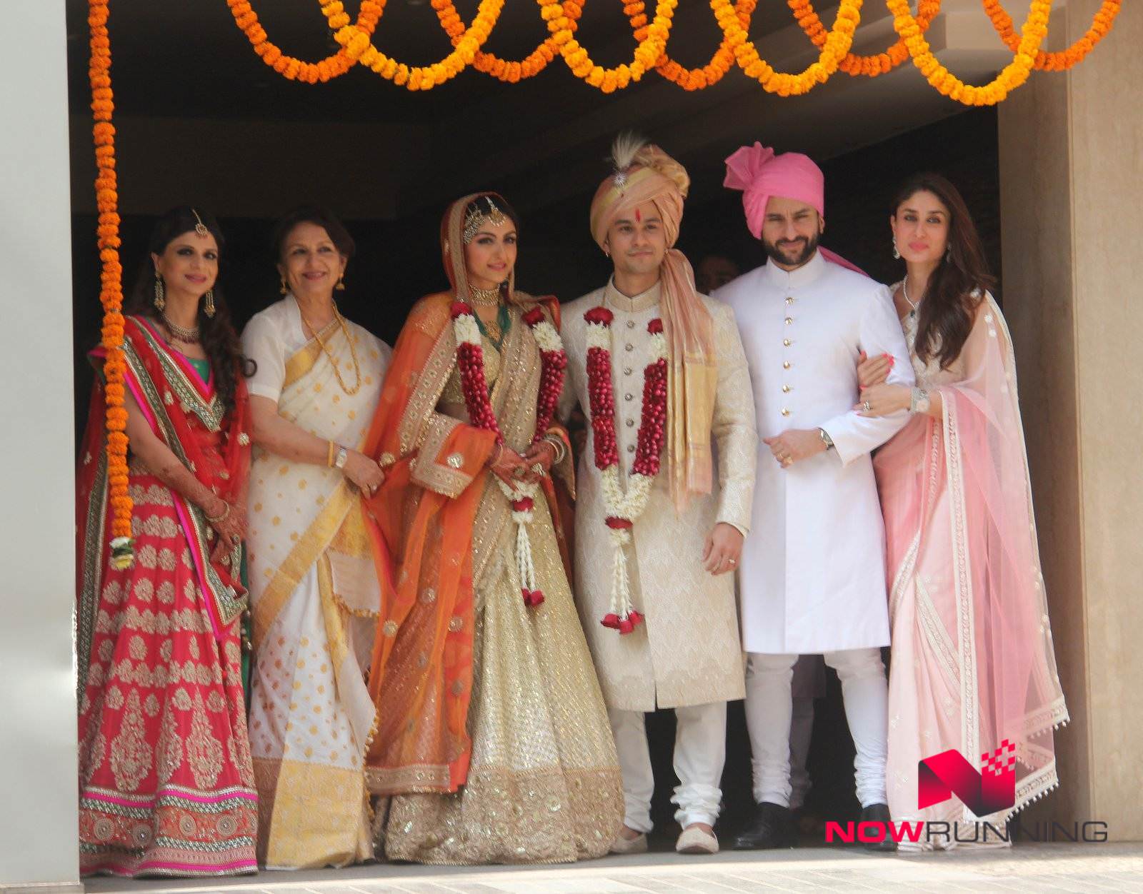 Kunal Khemu and Soha Ali Khan pose with family post wedding ceremony  Pictures | nowrunning, image size:1600x1252