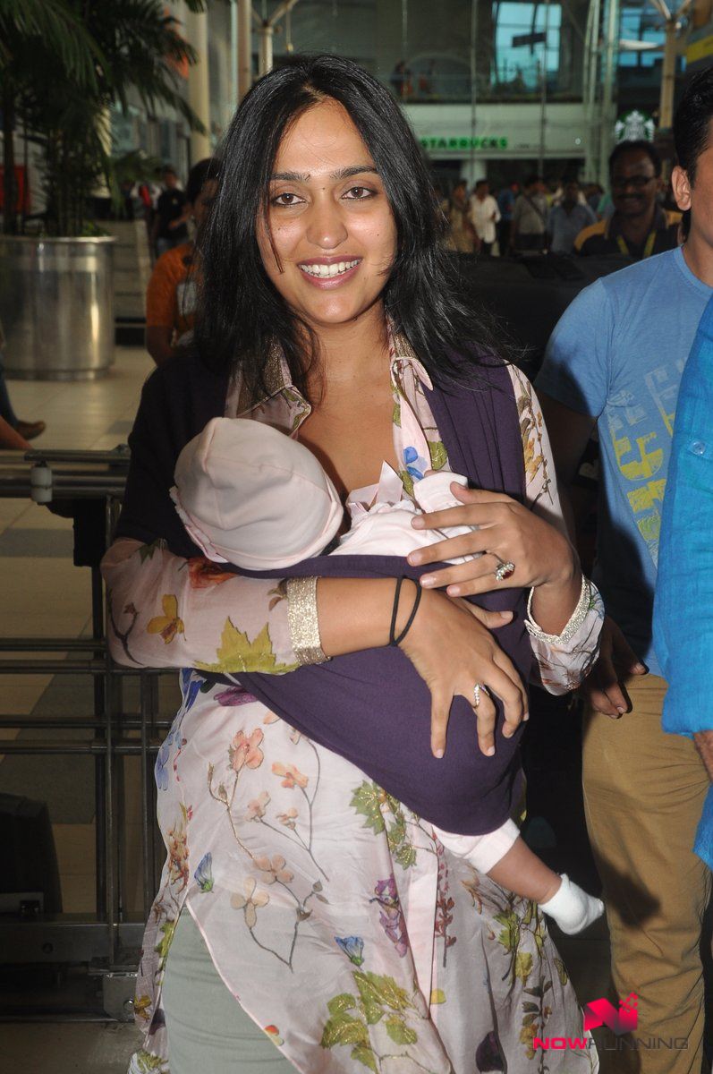 Vivek Oberoi, Priyanka Alva, Suresh Oberoi snapped at Airport on 20th Feb  2016 / Vivek Oberoi - Bollywood Photos, image size:797x1200