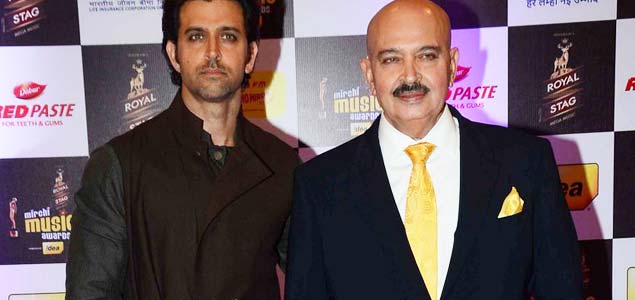 Hrithik Roshan and Rakesh Roshan at radio mirchi awards night