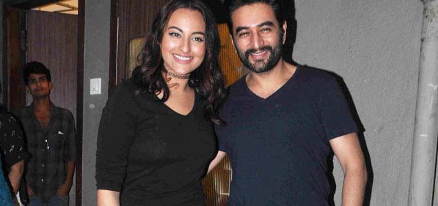 Sonakshi Sinha snapped post dubbing with Shekhar Ravjiani
