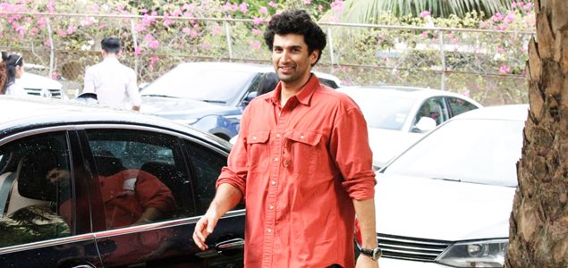 Aditya Roy Kapoor snapped post inspecting work at his new house in Bandra