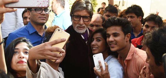 Amitabh Bachchan gets selfie mobbed post Ad shoot