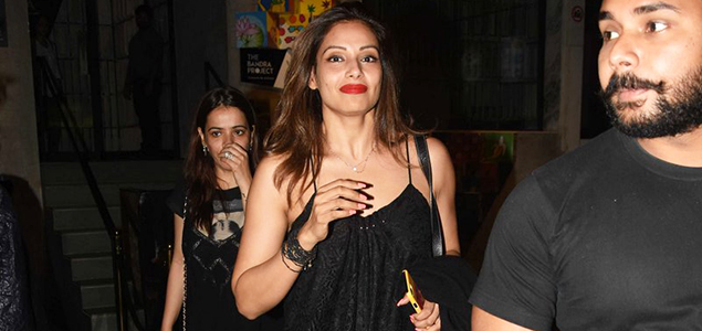 Bipasha Basu & Friends snapped post dinner in Bandra