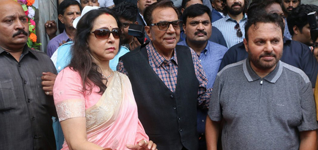 Dharmendra and Hema Malini at the mahurat of movie Genius
