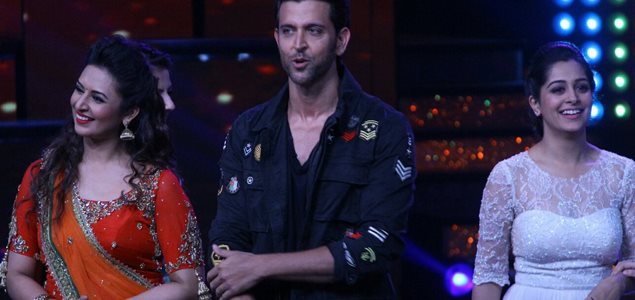 Hrithik Roshan on the sets of Nach Baliye with Sonakshi Sinha