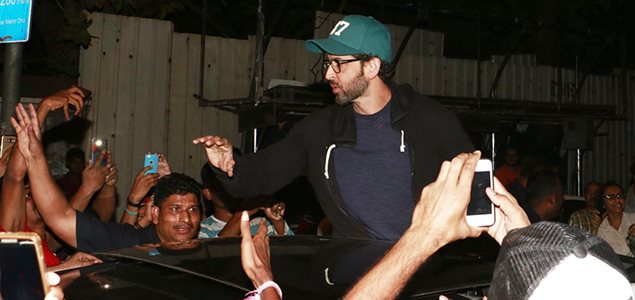 Hrithik Roshan interacts with fans at Chandan Cinema for 'Kaabil'