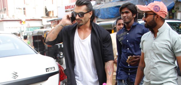Karan Singh Grover snapped at 'Brittos Cafe' in Bandra